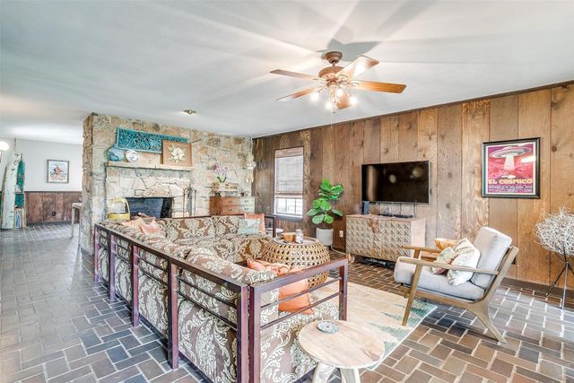 228 Rock Harbor Drive, Granbury, TX 76048