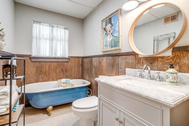 228 Rock Harbor Drive, Granbury, TX 76048