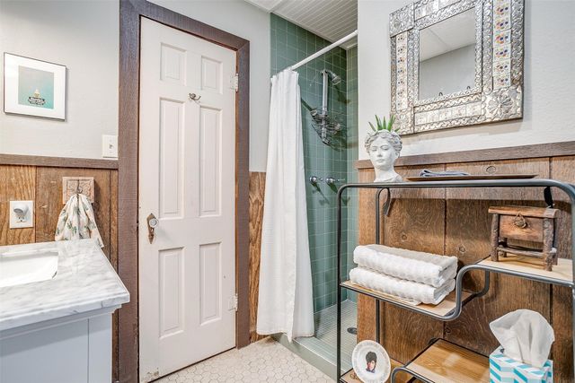 228 Rock Harbor Drive, Granbury, TX 76048