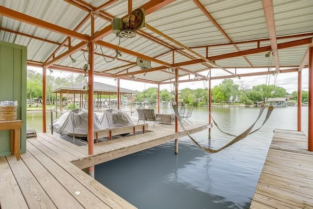228 Rock Harbor Drive, Granbury, TX 76048