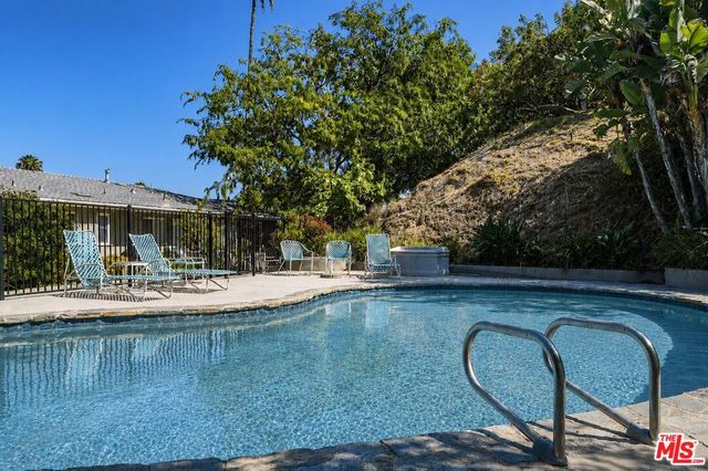 1525 Glenmont Drive, Glendale, CA 91207