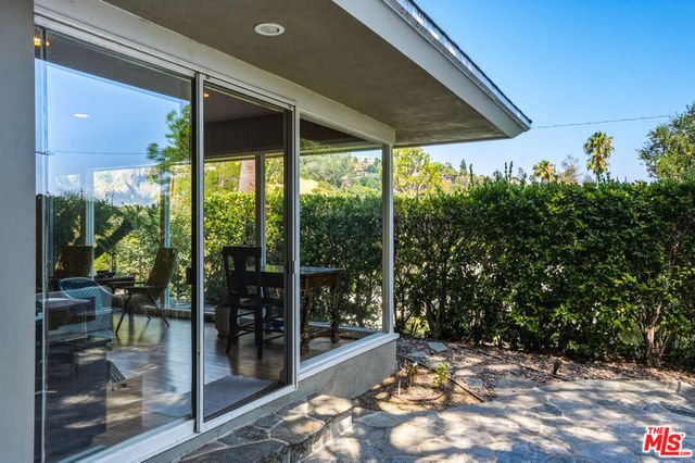 1525 Glenmont Drive, Glendale, CA 91207
