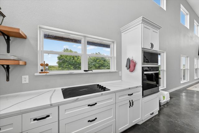 528 Hill County Road 4411, Grandview, TX 76050