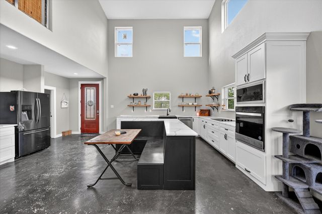 528 Hill County Road 4411, Grandview, TX 76050