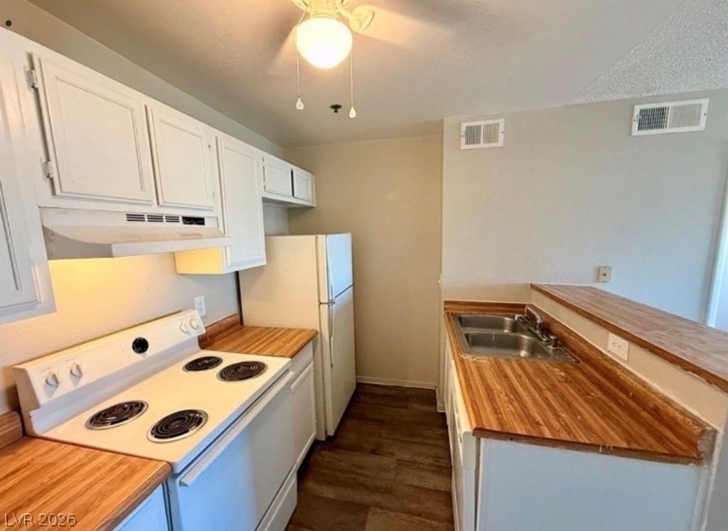 Image 5 of property listing at 1381 East University Avenue 310, Las Vegas, NV 89119
