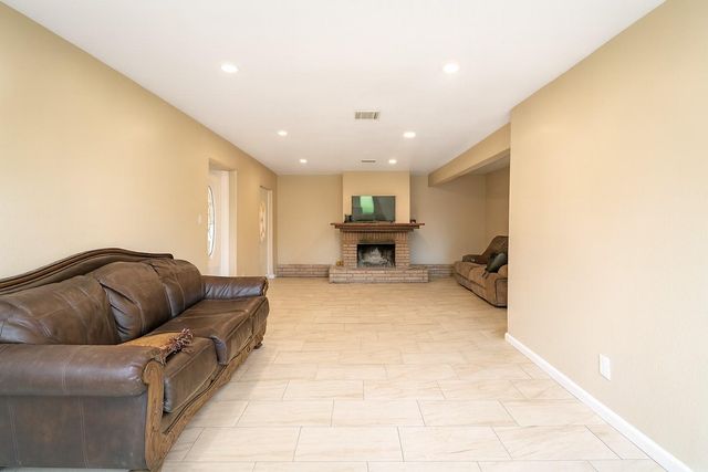1424 N Avenue F, Freeport, TX 77541