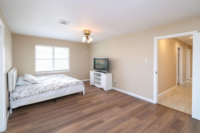 1424 N Avenue F, Freeport, TX 77541