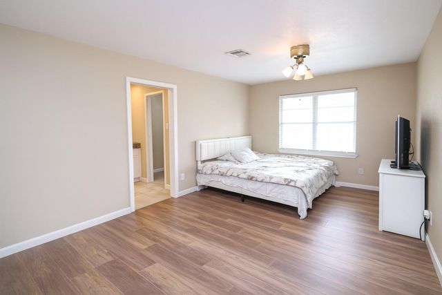 1424 N Avenue F, Freeport, TX 77541