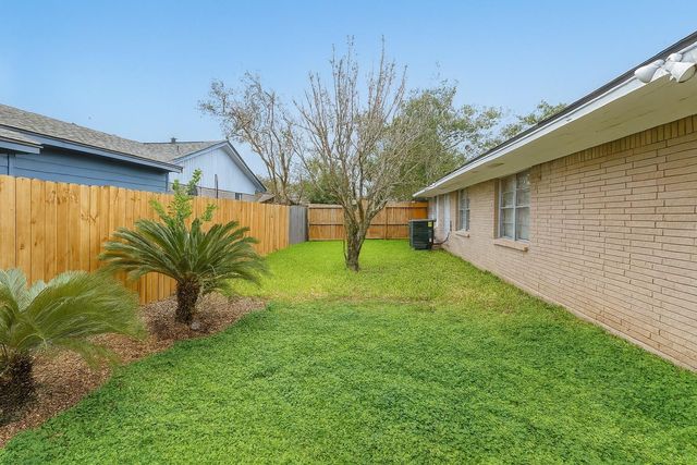 1424 N Avenue F, Freeport, TX 77541