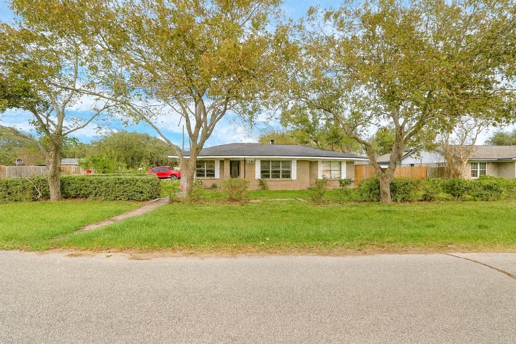 1424 N Avenue F, Freeport, TX 77541