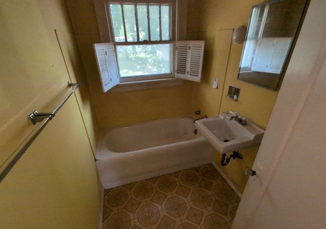 3827 Adams Avenue, Des Moines, IA 50310