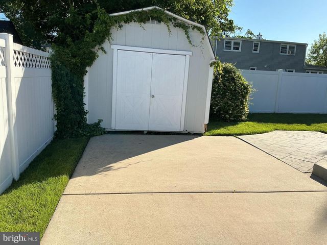19 PAUL RD, Maple Shade, NJ 08052
