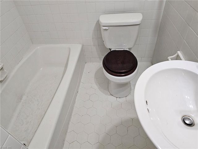 8 Fairview CIR S, Portsmouth, VA 23702