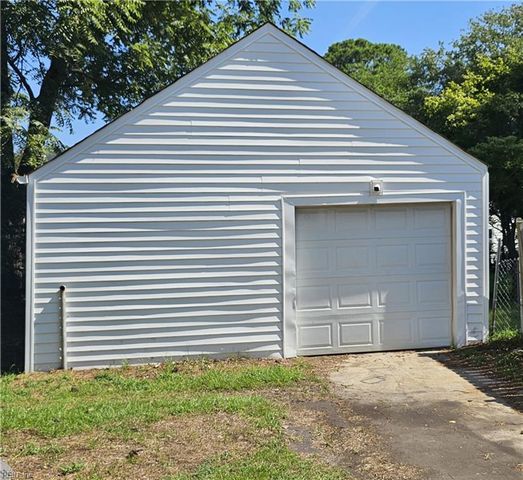 8 Fairview CIR S, Portsmouth, VA 23702