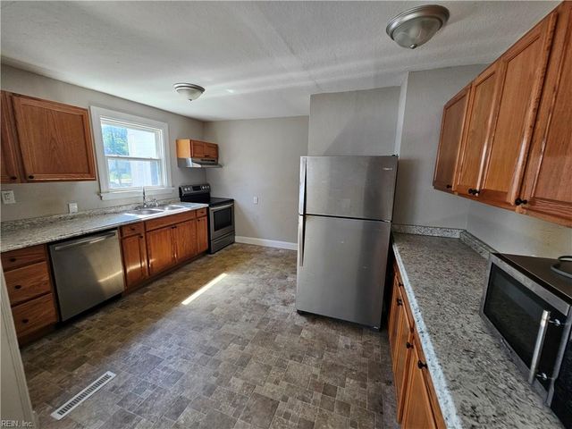 8 Fairview CIR S, Portsmouth, VA 23702