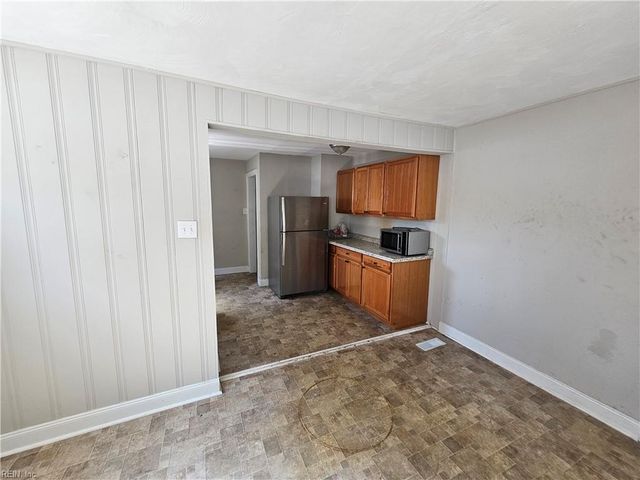 8 Fairview CIR S, Portsmouth, VA 23702
