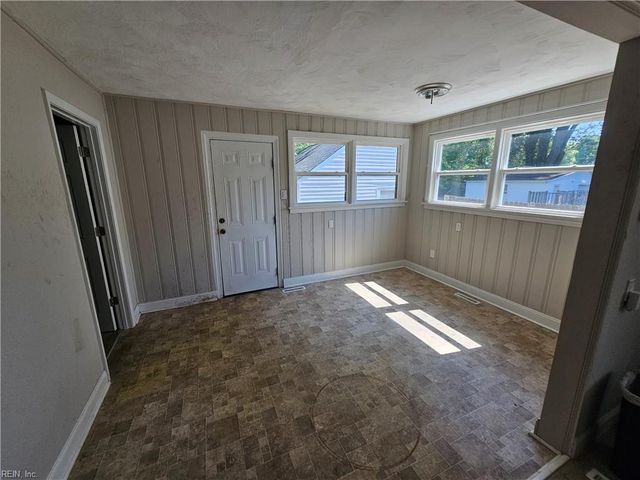 8 Fairview CIR S, Portsmouth, VA 23702