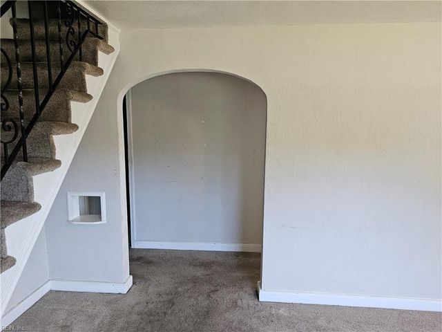 8 Fairview CIR S, Portsmouth, VA 23702