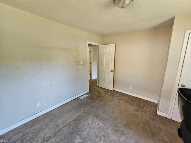 8 Fairview CIR S, Portsmouth, VA 23702
