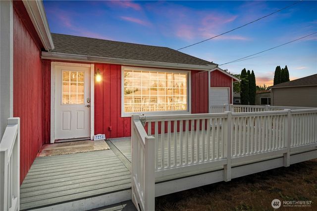 3236 Phillips Avenue, Bremerton, WA 98310