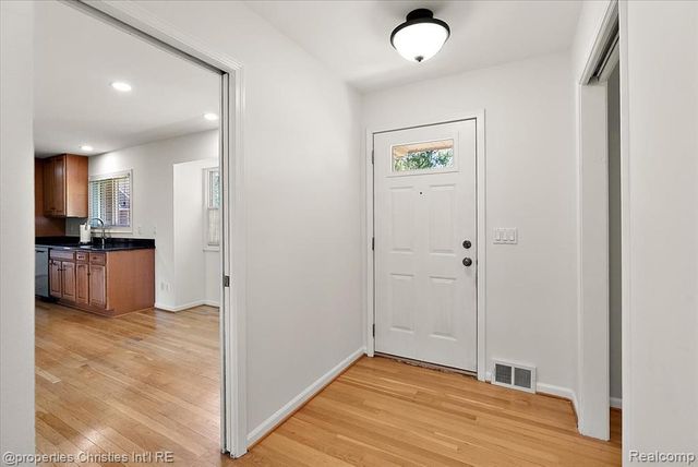 2985 Summervale Lane, Bloomfield Hills, MI 48301