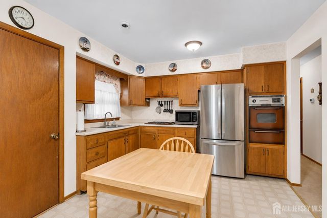 231 Temple Way, Colonia, NJ 07067