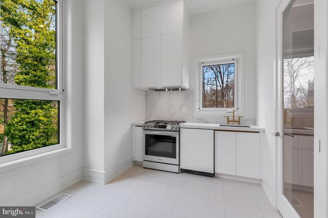 8757 A BROOK RD, Mclean, VA 22102