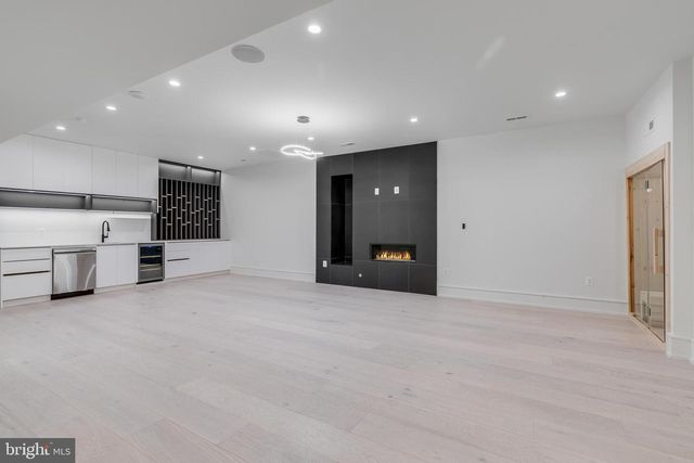 8757 A BROOK RD, Mclean, VA 22102