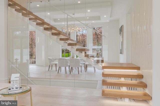 8757 A BROOK RD, Mclean, VA 22102