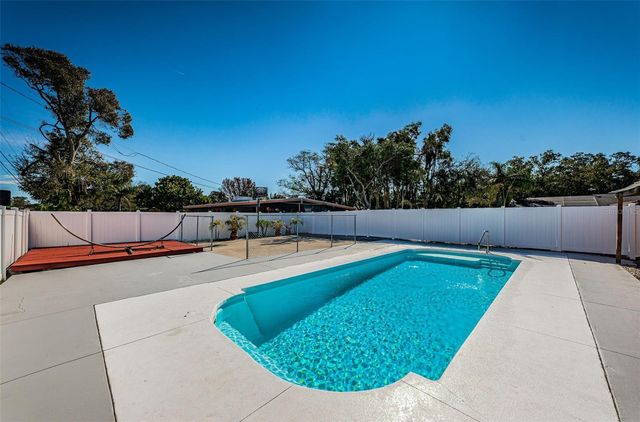 5200 6TH STREET S, St Petersburg, FL 33705