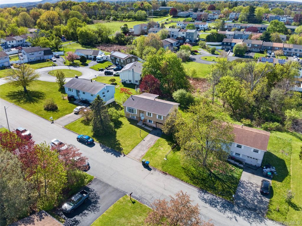 12 Weather Vane Way, Middletown, NY 10940