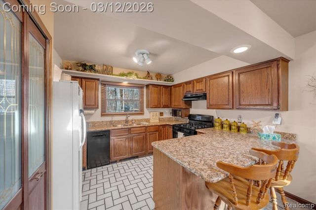 1351 Glen Oak Drive, Holly, MI 48442