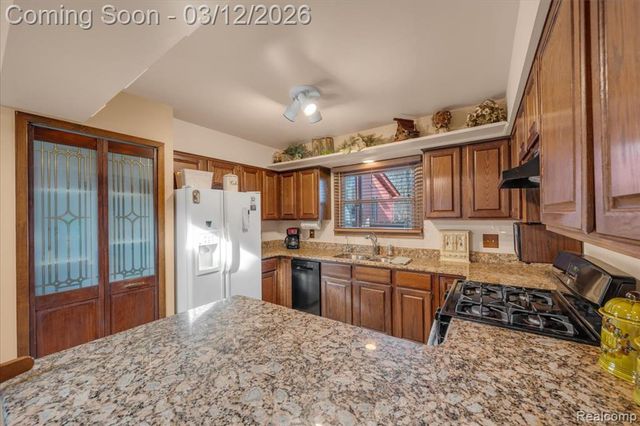 1351 Glen Oak Drive, Holly, MI 48442