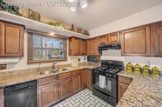 1351 Glen Oak Drive, Holly, MI 48442