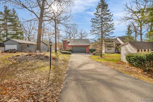 1351 Glen Oak Drive, Holly, MI 48442