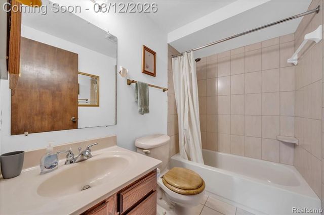 1351 Glen Oak Drive, Holly, MI 48442