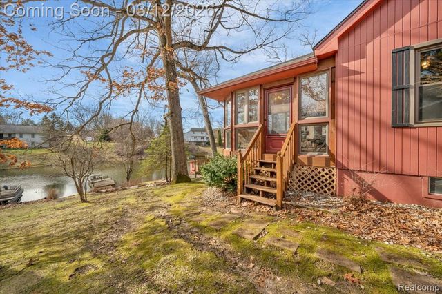 1351 Glen Oak Drive, Holly, MI 48442