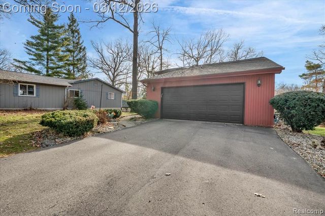 1351 Glen Oak Drive, Holly, MI 48442