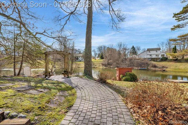 1351 Glen Oak Drive, Holly, MI 48442