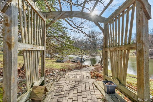 1351 Glen Oak Drive, Holly, MI 48442