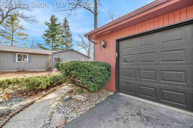 1351 Glen Oak Drive, Holly, MI 48442