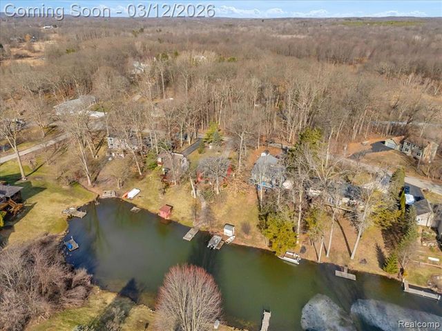 1351 Glen Oak Drive, Holly, MI 48442