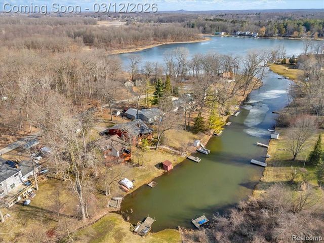 1351 Glen Oak Drive, Holly, MI 48442