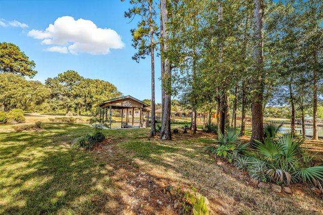 52 Hunters Creek Drive, Huntsville, TX 77340