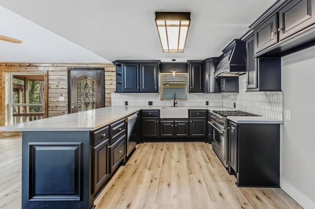 52 Hunters Creek Drive, Huntsville, TX 77340