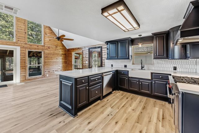 52 Hunters Creek Drive, Huntsville, TX 77340