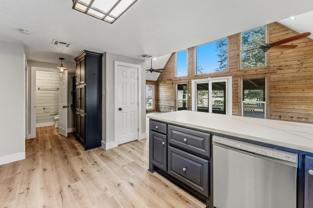 52 Hunters Creek Drive, Huntsville, TX 77340