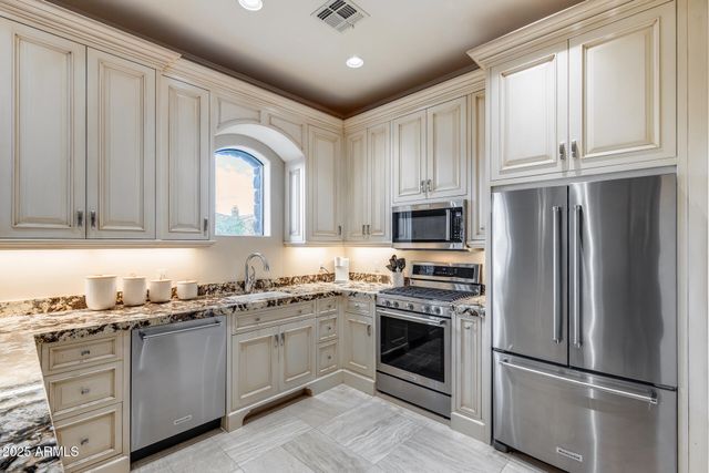 8065 W Expedition Way, Peoria, AZ 85383