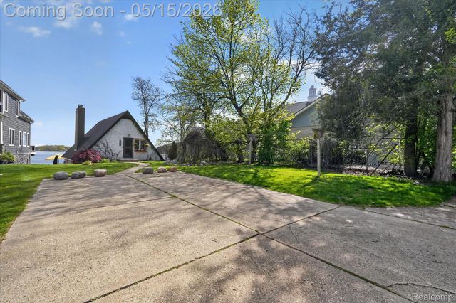 12078 Mantawauka Drive, Fenton Charter Township, MI 48430
