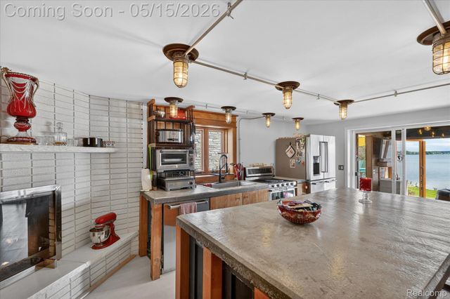 12078 Mantawauka Drive, Fenton Charter Township, MI 48430